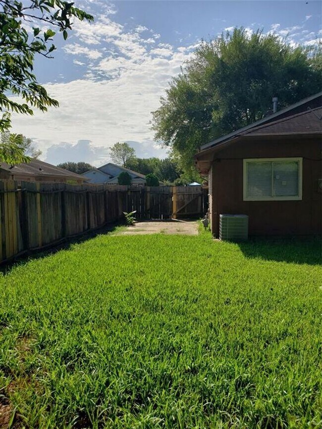 Building Photo - Beautiful 4 Bedroom Home in Houston / Nice Backyard