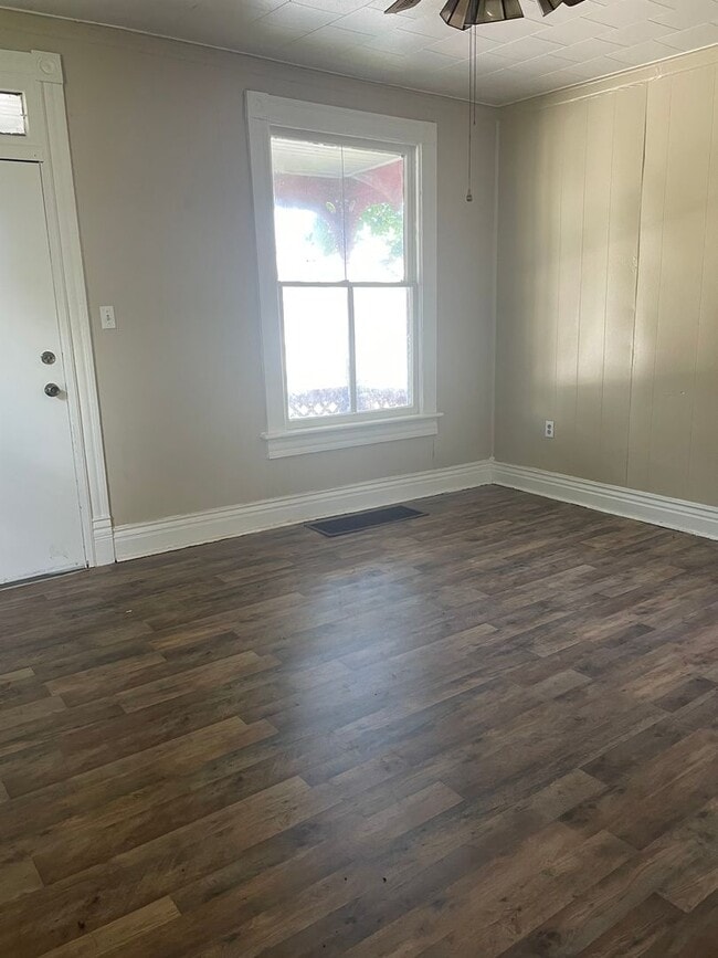 Building Photo - 2 Bdrm - 2 Bath Home