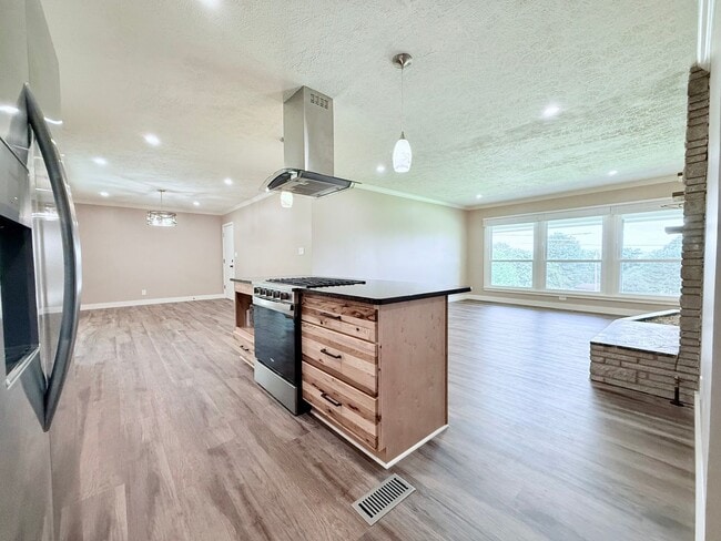 Building Photo - Stunningly Renovated 3 Bed, 2 Bath Home in...