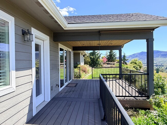 Building Photo - Luxury, golf course living with VIEWS! 3+ bed, 3 bath, three car garage and so much more!