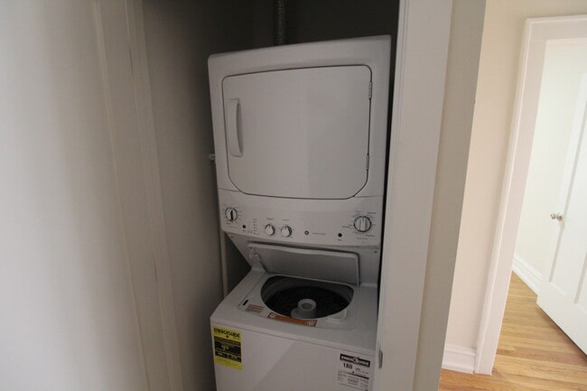 Building Photo - 6307 N Mozart St