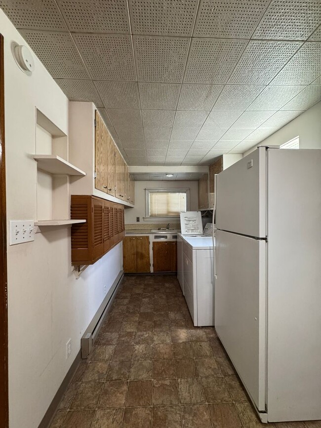 Building Photo - Cozy 2-Bed with Spacious Living, Parking, Pets OK!