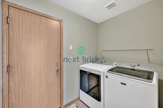 Building Photo - 3 BED & 2.5 BATH TOWNHOUSE FOR RENT