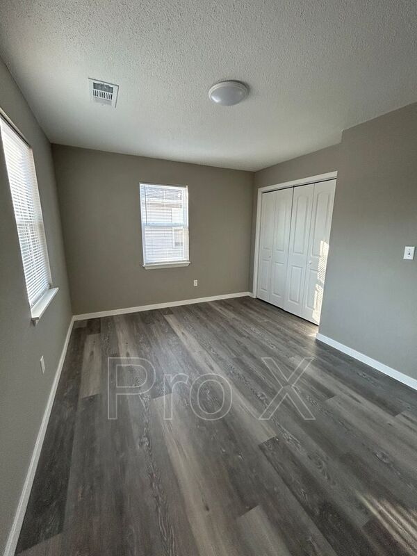 Building Photo - 516 E Park St