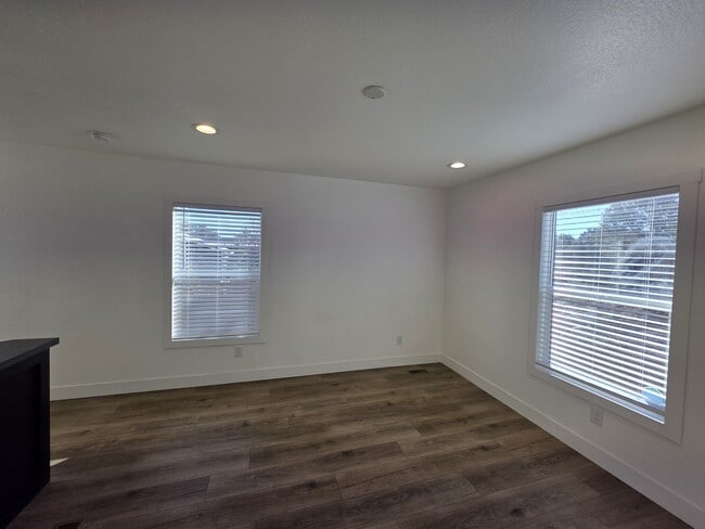 Building Photo - 8368 Ridge Dr