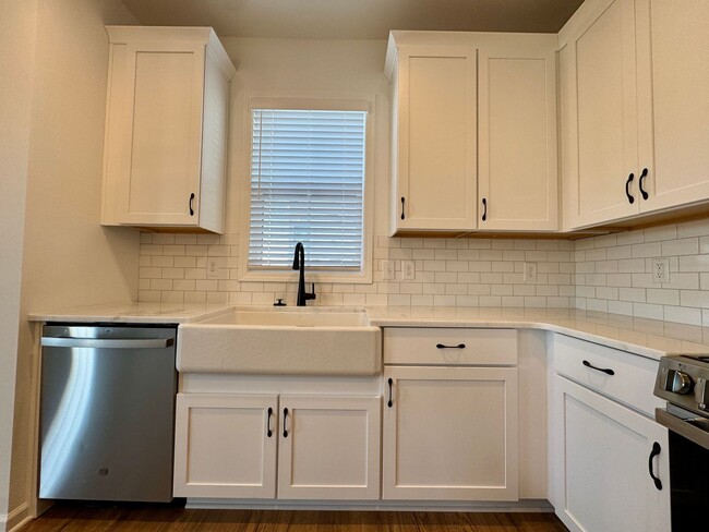 Building Photo - Newly Built End-Unit Townhome in Blacksburg