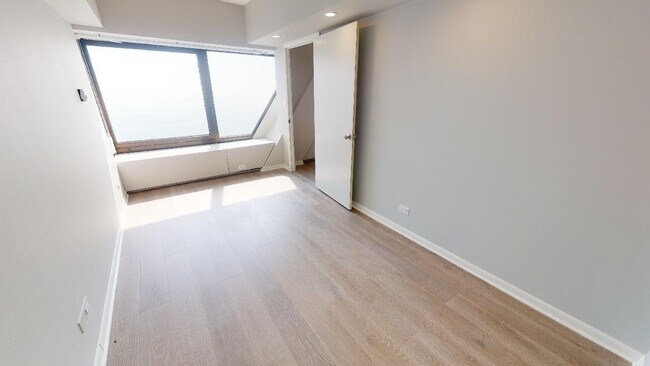 Building Photo - 175 E Delaware Pl
