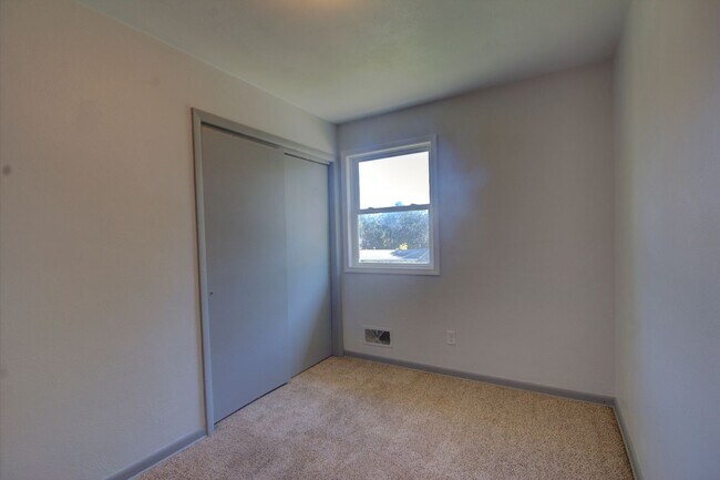 Building Photo - SL KSR1012