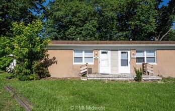 Building Photo - "Charming 2-Bed Duplex Retreat in Indianapolis - Cozy 728 Sq Ft Gem!"