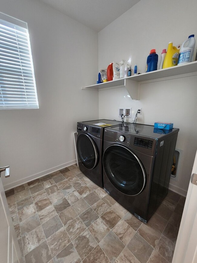 Building Photo - Modern 4BR Townhome in Fontana