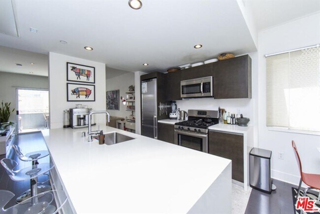 Building Photo - Penthouse Unit Available! Walkers Paradise! Will not Last!