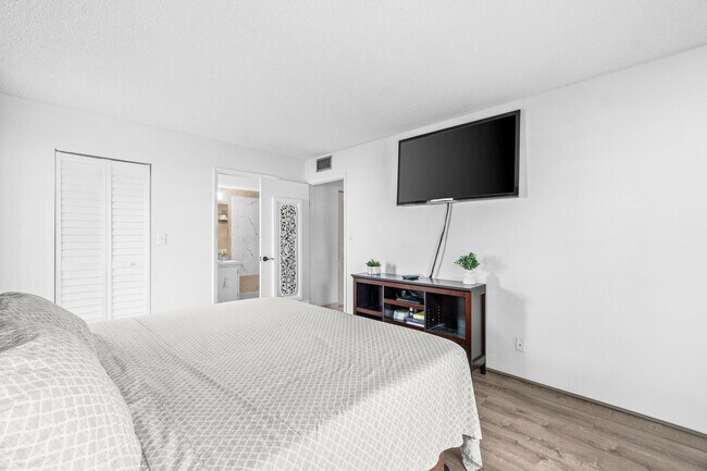 Building Photo - 7531 S Oriole Blvd