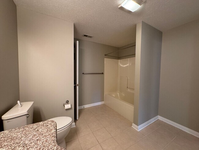 Building Photo - 4 Bedroom, 3 Bath Duplex in CrossKeys!