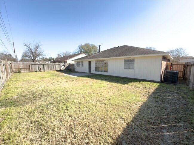 Building Photo - 13610 Piney Oaks Dr