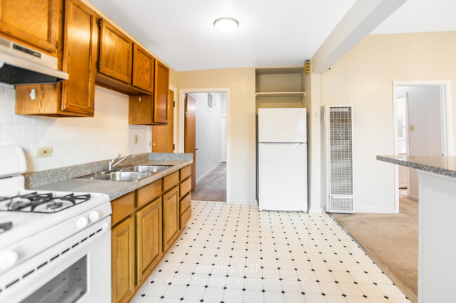 Building Photo - 245 Chenery St