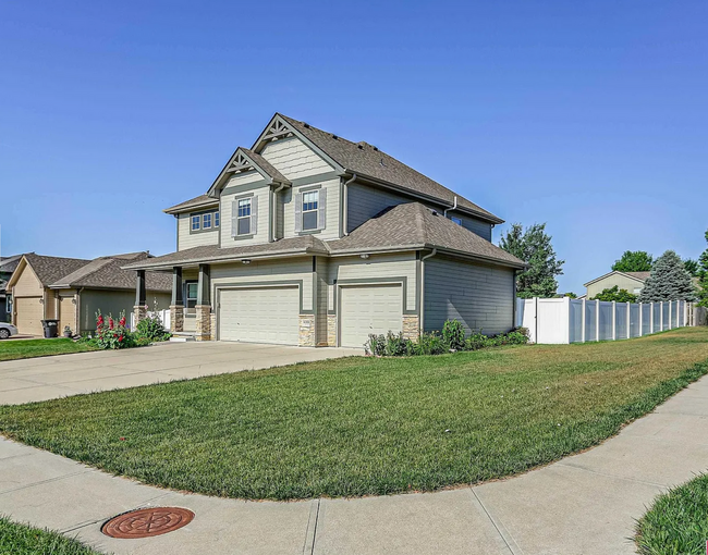 Building Photo - 5 Bedroom in Falcon Ridge!!