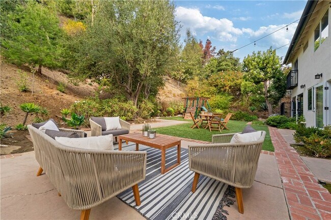 Building Photo - 9767 Blantyre Dr