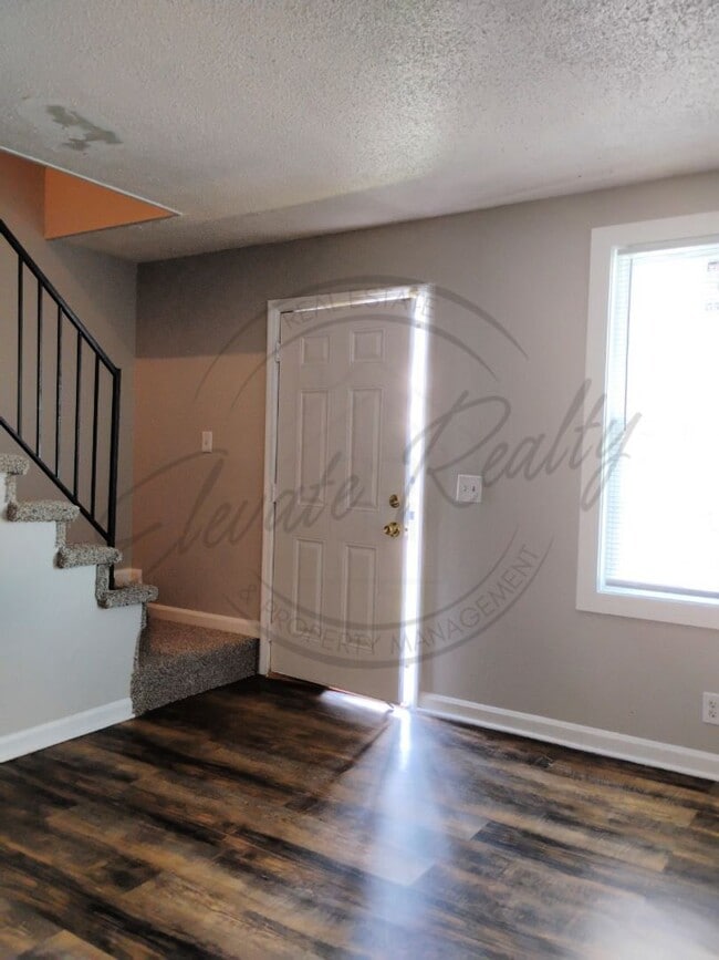 Building Photo - 2437 Woodale Ln