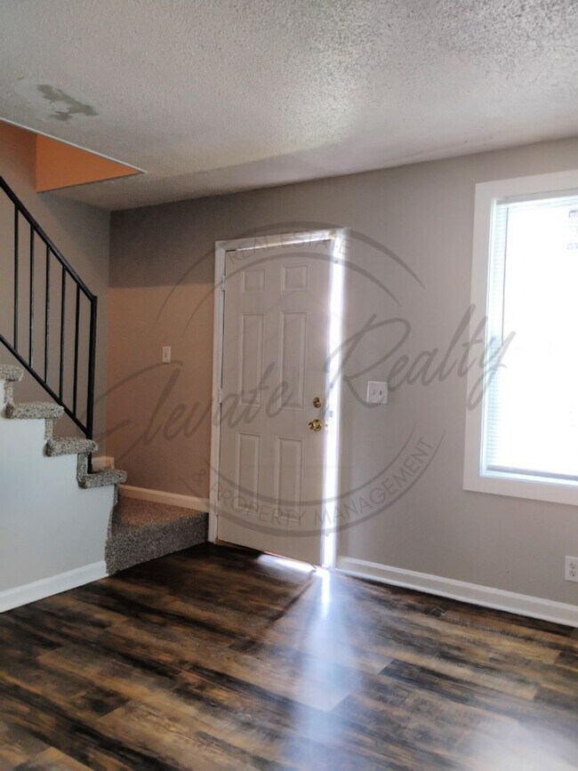 Building Photo - Two Bedroom Townhouse with deck near Trini...