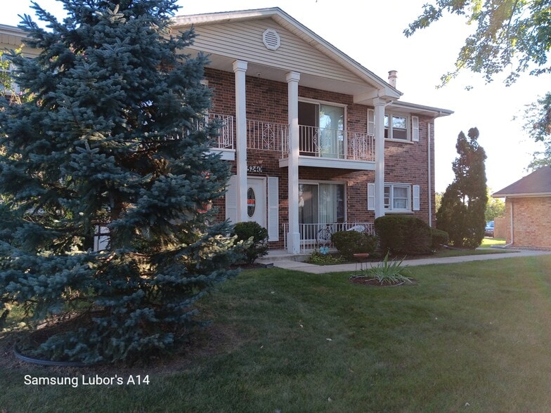 Building Photo - 15240 El Cameno Ter