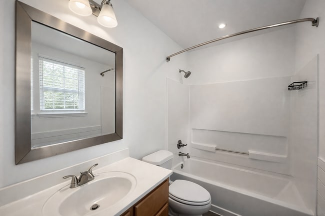 Building Photo - 4 Bed 2.5 Bath NEW MANAGEMENT!!!