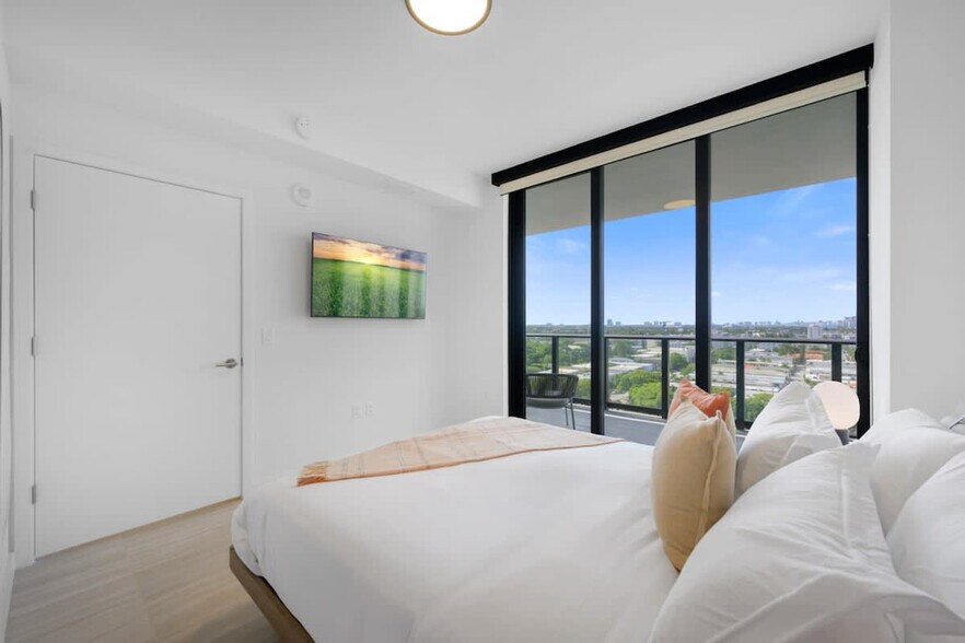 Building Photo - 7145 Harding Ave