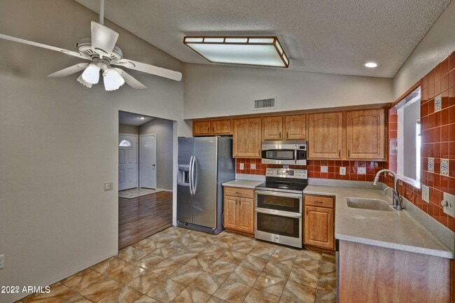 Building Photo - 14214 W Yosemite Dr