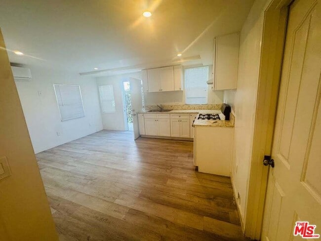 Building Photo - 231 E 85th St