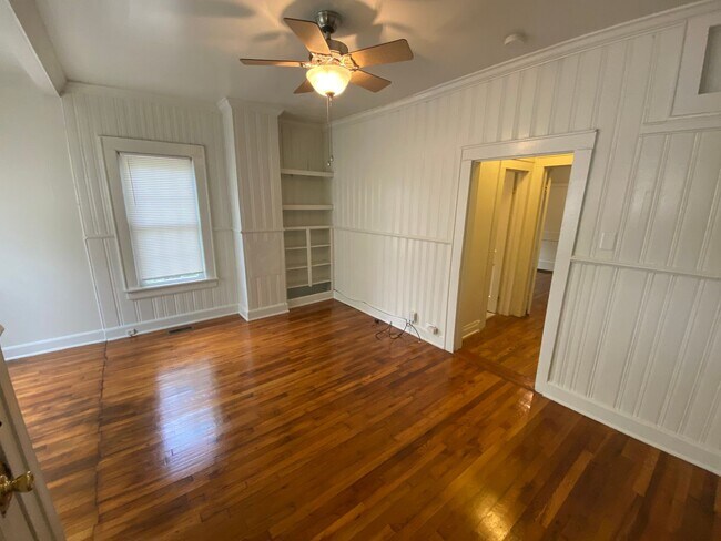 Building Photo - Charming 1 Bedroom Duplex in Trinity Park - Fenced Backyard!