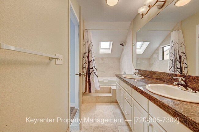 Building Photo - Downtown 3bed/3 bath w/2-car garage - $5500