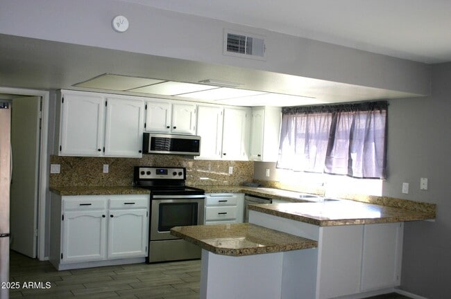 Building Photo - 2217 S Las Flores