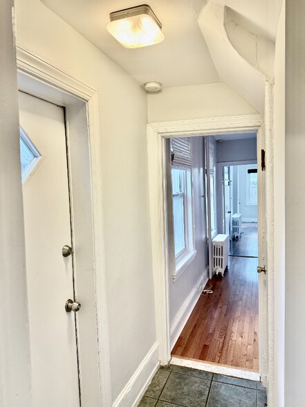 Building Photo - 302 Dickinson St