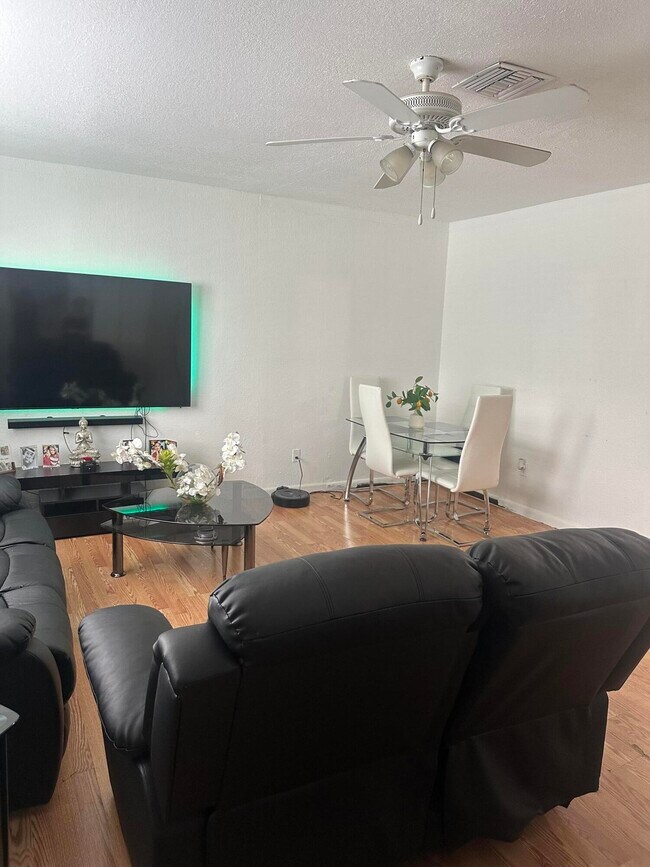 Building Photo - 626 S Pine St