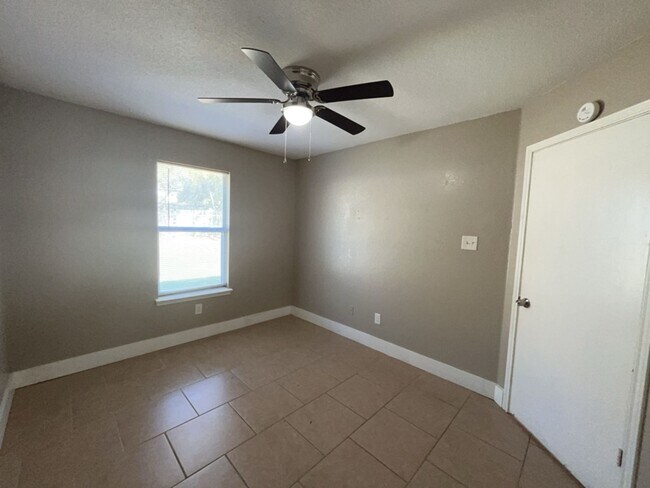 Building Photo - 709 Lisa Ln