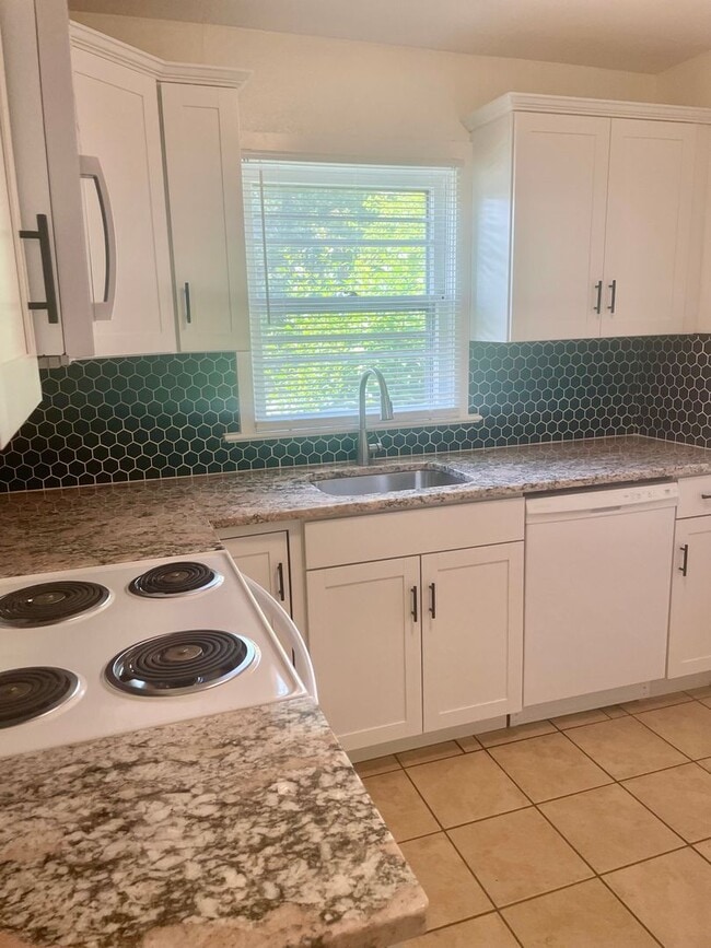 Building Photo - Cute 2 Bedroom, 1 Bathroom Home Minutes fr...