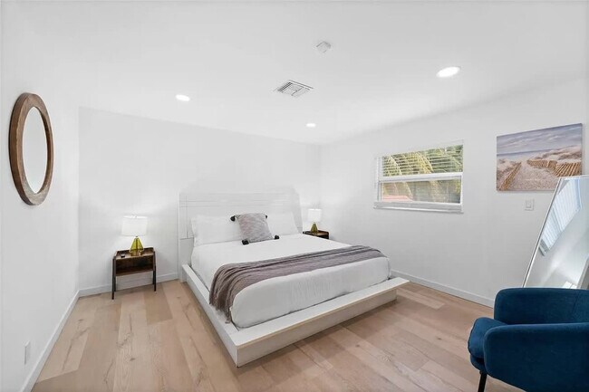 Building Photo - 413 Holiday Dr