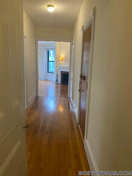 Building Photo - 504 Beacon St