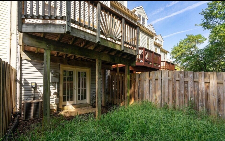 Building Photo - 7829 Gum Springs Village Dr