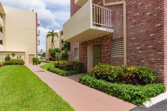 Building Photo - 1810 New Palm Way