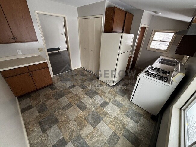 Building Photo - 136 Centennial St