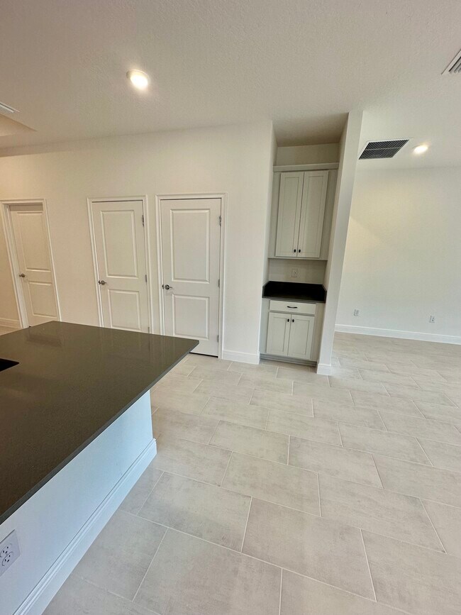 Building Photo - 4874 Shady Pnes Dr