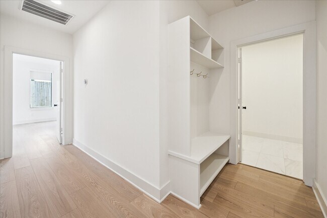 Building Photo - 10159 Brinwood Dr