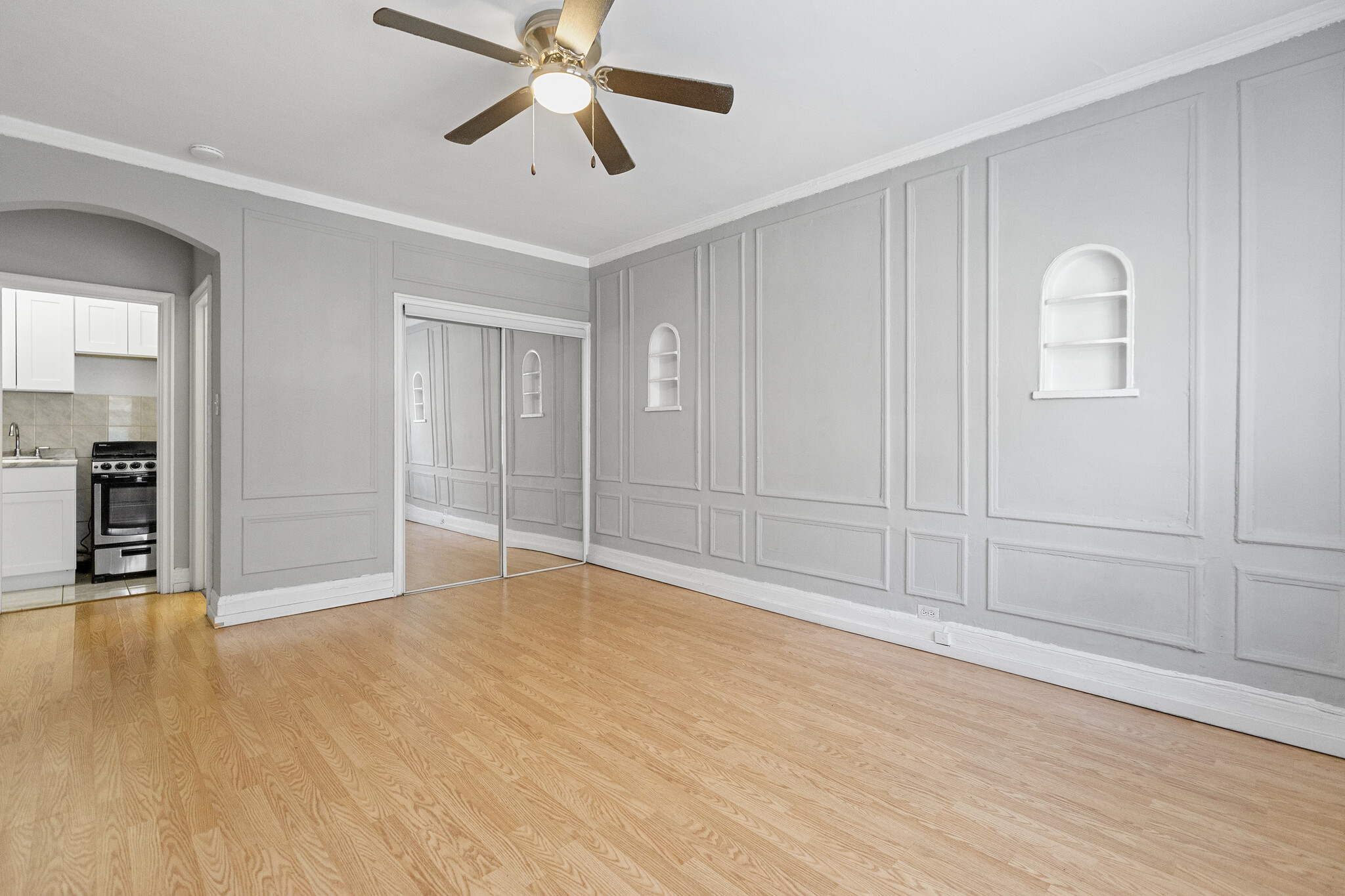 Building Photo - 428 W Wellington Ave