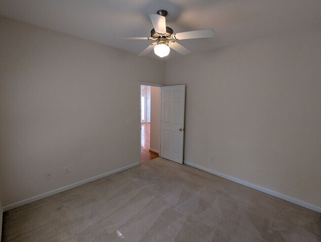 Building Photo - Spacious 4-Bedroom, 3-Bath Home in Parkside!