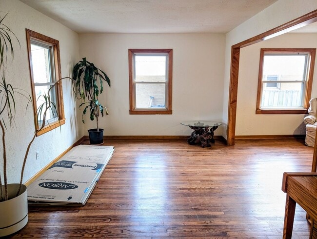 Building Photo - Adorable Belmont Home with Basement - AVAILABLE NOW!