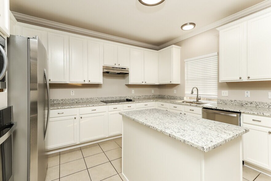 Building Photo - 2125 Warwick Pl