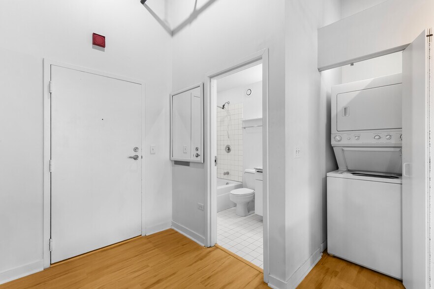In Unit washer/drier & 2nd Bath - 120 S State St