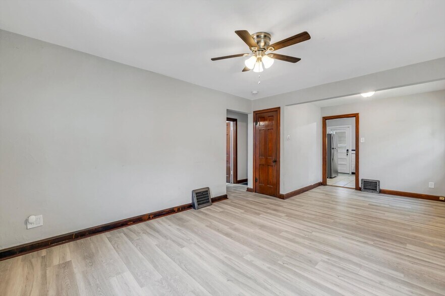 Building Photo - 7120 Roslyn Dr