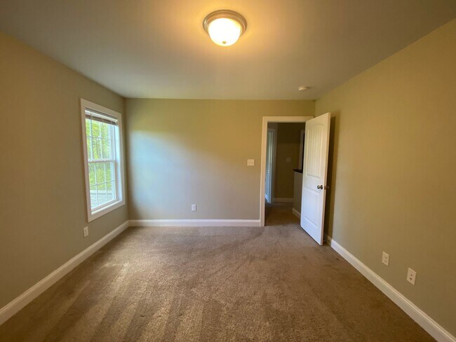 Building Photo - 4 Bedroom Sneads Ferry Home for Rent