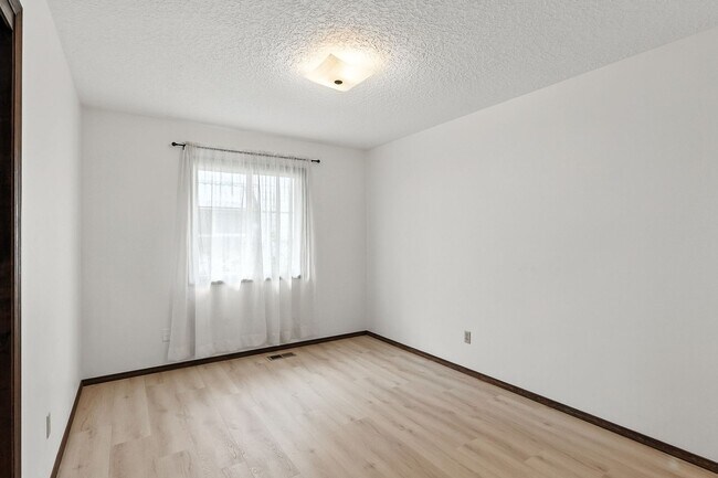 Building Photo - Refreshed 3 Bedroom Ranch In NE Portland
